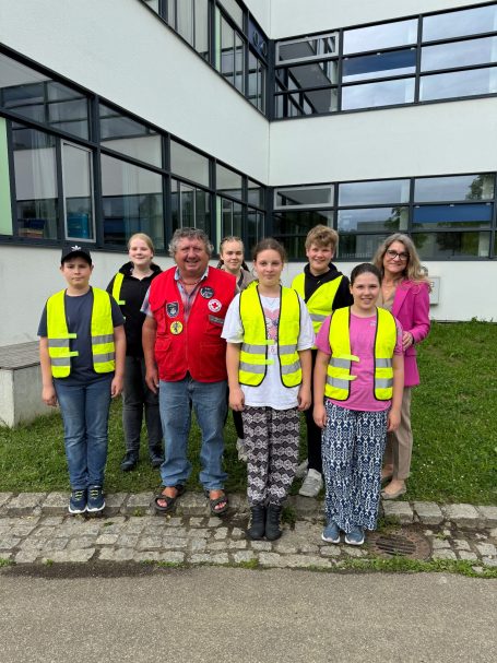 Gruppe von Menschen in gelben Warnwesten