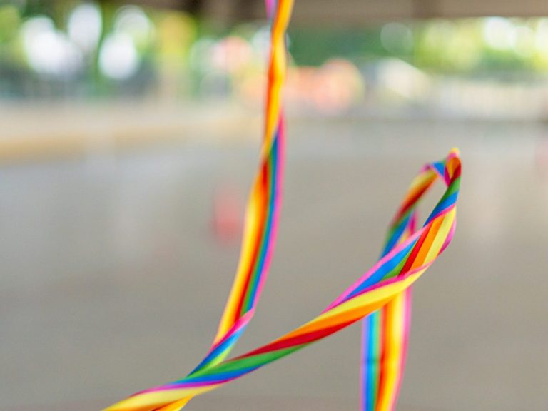 AG Impression Bunte Schnüre in einem unscharfen Hintergrund, die zum Spielen genutzt werden können.