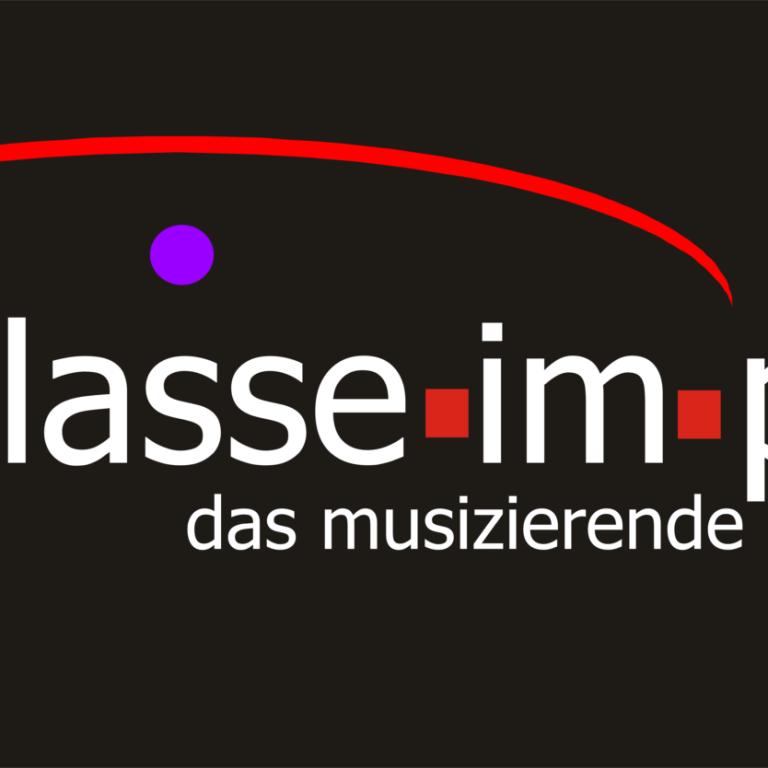 Bandklasse Schüler bei einer Musikaufführung mit verschiedenen Instrumenten in einer hellen Halle.
