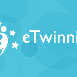 eTwinning Logo von eTwinning mit stilisierten Figuren und Sternen auf hellblauem Hintergrund.